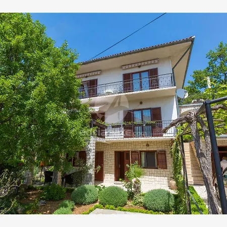 Apartment Dora *