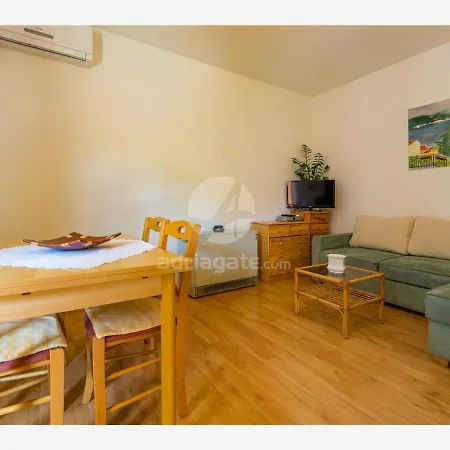 Apartment Dora *