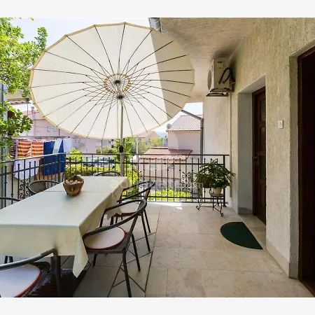 Apartament Dora *